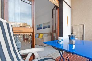ein blauer Tisch und ein Stuhl auf einem Balkon in der Unterkunft Sweet 16 in Rapallo