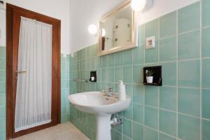 ein Badezimmer mit Waschbecken und Spiegel in der Unterkunft Sweet 16 in Rapallo + 27 Fotos