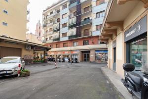eine leere Straße in einer Stadt mit Gebäuden in der Unterkunft Sweet 16 in Rapallo