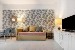 ein Wohnzimmer mit Sofa und Fernseher in der Unterkunft Sweet 16 in Rapallo