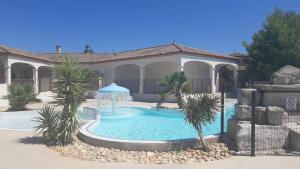 a swimming pool in front of a house at Résidence du lac de Jouarres in Homps