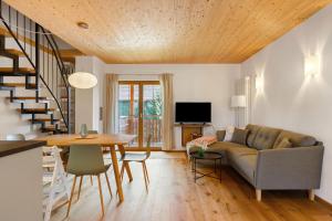 a living room with a couch and a table at Ländliche Ferienwohnungen in Öhningen