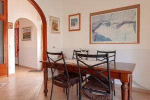 a dining room with a table and chairs at Bandb Cindy in Navacchio