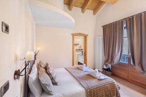 a bedroom with a bed and a window at Chalet Royal in Livigno