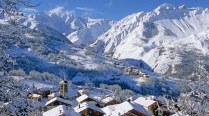 a town in the mountains with snow covered mountains at Appartement Airelles B19 in Levassaix