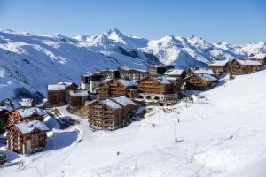 a resort in the snow with mountains in the background at Appartement Airelles B19 in Levassaix