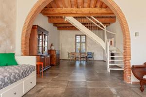 a bedroom with an archway and a dining room at Sunflowers Dimora in Cascina