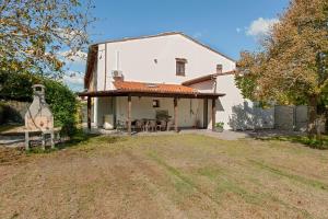 an external view of a house with a yard at Sunflowers Dimora in Cascina