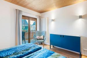 a bedroom with a bed and a desk and a chair at Ländliche Ferienwohnungen in Öhningen