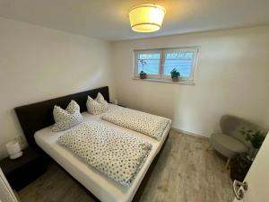 a small bedroom with a bed and a window at Ruhige Ferienwohnung in Appenweier