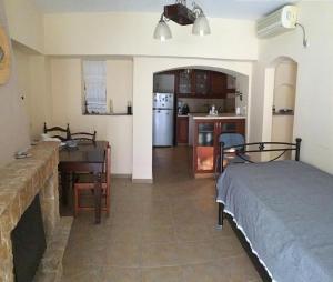 a living room with a bed and a kitchen at Emma's studio house by Kapsali beach in Kapsali