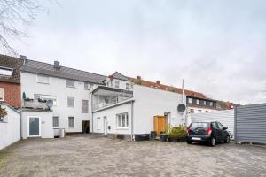 a car parked in front of a white house at Stadtquartier Ahaus in Ahaus