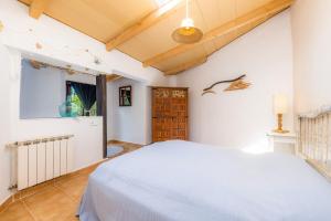 a bedroom with a large white bed in a room at Apartment Adults Only - Mallorca in Manacor