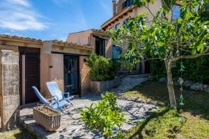 a chair sitting in a yard next to a house at Apartment Adults Only - Mallorca in Manacor