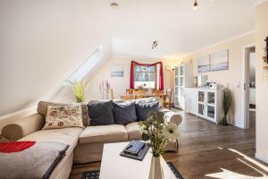 a living room with a couch and a table at Ferienwohnung Lemburg in Nindorf