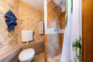 a bathroom with a toilet and a shower at Apartment Adults Only - Mallorca in Manacor +18 photos