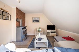 a living room with a couch and a table at Ferienwohnung Lemburg in Nindorf