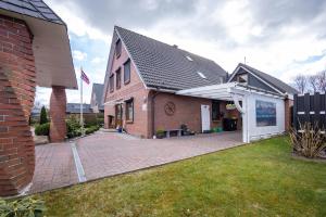 a brick house with a brick driveway in the yard at Ferienwohnung Lemburg in Nindorf