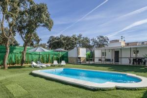 a backyard with a swimming pool and a house at El encanto de Ronda in Ronda