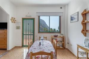 a dining room with a table and a window at Apartamento Nayara D in Valle Gran Rey