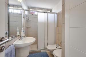 a bathroom with a sink and a toilet and a shower at Casa Médano 18 in Granadilla de Abona +14 photos