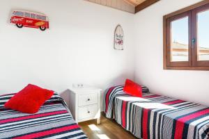a bedroom with two twin beds and a window at Casa Hefestión in Conil de la Frontera +17 photos