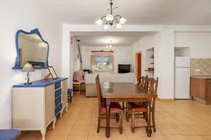 a kitchen and dining room with a table and chairs at Casa Adriana con piscina in Murchas