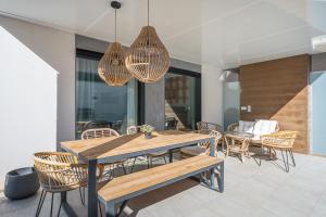 a dining room with a table and chairs at Tu Paraíso Privado Con Piscina in Albolote