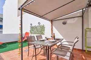 a dining room with a table and chairs at Estudio Quorum, centro de Nerja in Nerja