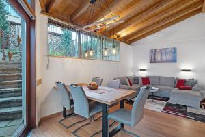 a dining room with a table and a couch at Schwarzwald-Lodge - hundefreundlich in Kappelrodeck