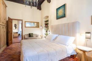 a bedroom with a large white bed in a room at Finestra dell'Angelo a Pienza in Pienza