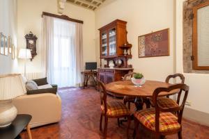 a living room with a table and a couch at Finestra dell'Angelo a Pienza in Pienza