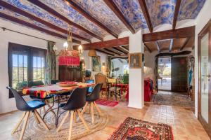a dining room with a table and chairs at Toscana in Benissa