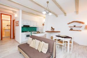 a living room with a couch and a kitchen at mirtagru Bilo Mare 2 in Budoni
