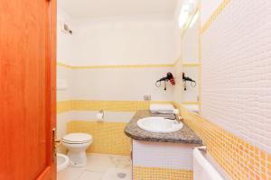 a bathroom with a sink and a toilet at mirtagru Bilo Mare 2 in Budoni