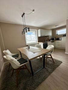 a dining room table and chairs in a kitchen at Ferienwohnung Hollmann in Kaufbeuren