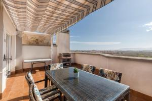 a dining room with a table and chairs at Apartamento Clayma in Puerto de Mazarrón