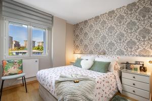 a bedroom with a bed and a window at Rincón De Julia in Gijón