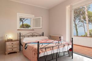a bedroom with a bed and a window at Villa Magnolie in Chioma