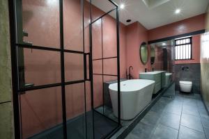 a bathroom with two sinks and a bath tub at LV8 Chesterfield in Chesterfield +17 photos