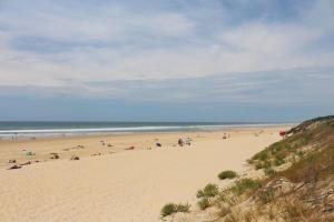 a group of people on a beach near the ocean at T2 Mimizan Plage in Mimizan-Plage +2 photos
