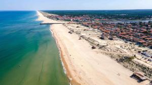 an aerial view of a beach and the ocean at T2 Mimizan Plage in Mimizan-Plage