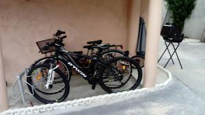 two bikes are parked next to a wall at T2 Mimizan Plage in Mimizan-Plage