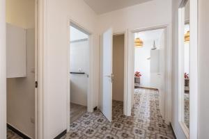 a corridor with white walls and a hallway with a hallway at Golden Bay Lux House in Torre Lapillo +26 photos
