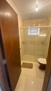 a bathroom with a glass shower and a toilet at Estúdio Confortável e Completo em Localização Privilegiada in Curitiba +10 photos