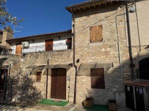 an old stone building with a balcony on top of it at Genghetta in Rivotorto