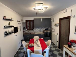 a kitchen with a table and chairs in a room at Genghetta in Rivotorto