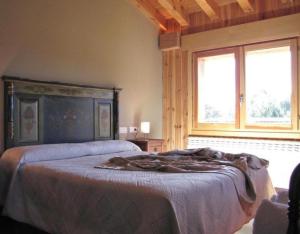 a bedroom with a bed with a blanket on it at Vivir en el Campo in Cidones