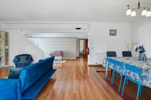a living room with blue chairs and a table at Archer'shouse - Olival's Treasure in Olival