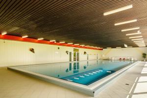 a large swimming pool in a building at Gemütliche Fewo im schönen Harz in Braunlage
